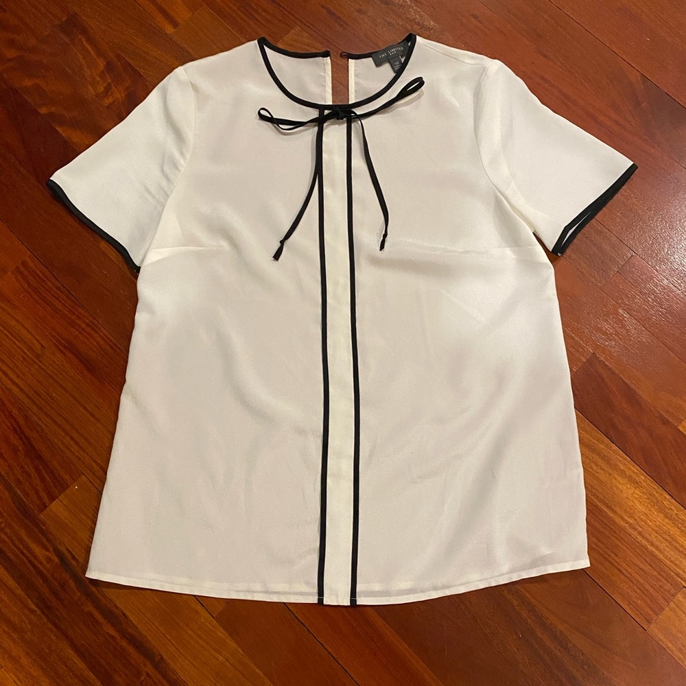 Blouse with tie